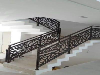 حداد مظلات في الرياض يقدم خدمات تركيب وصناعة مظلات حديد، سواتر، أبواب حديد، درابزين بجودة عالية وأسعار مناسبة. اتصل بنا الآن لطلب الخدمة.